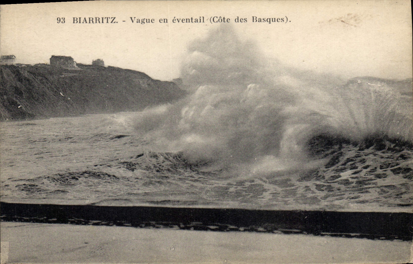 CPA Biarritz Vague en eventail Cote des Basques 