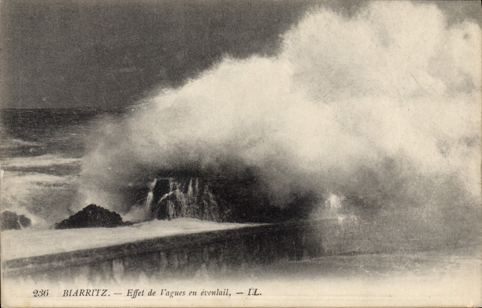 CPA Biarritz Effet de Vagues en evenlail