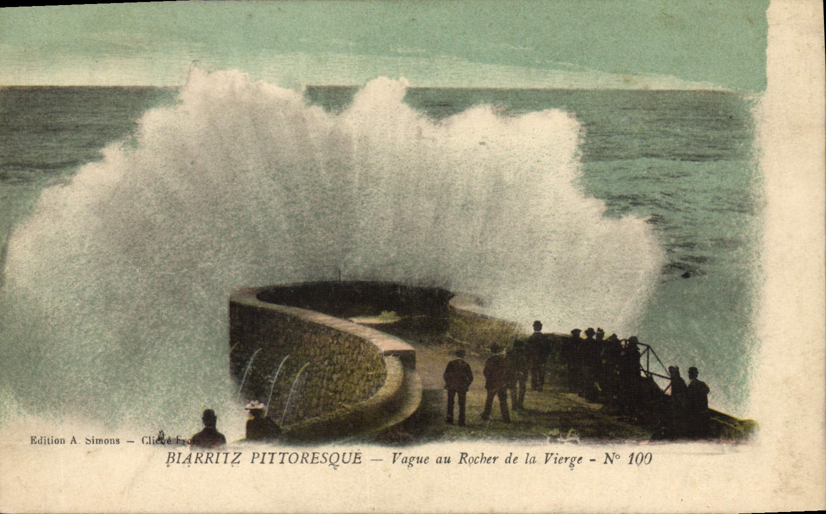 CPA Biarritz Pittoresque Vague au Rocher de la Vierge 