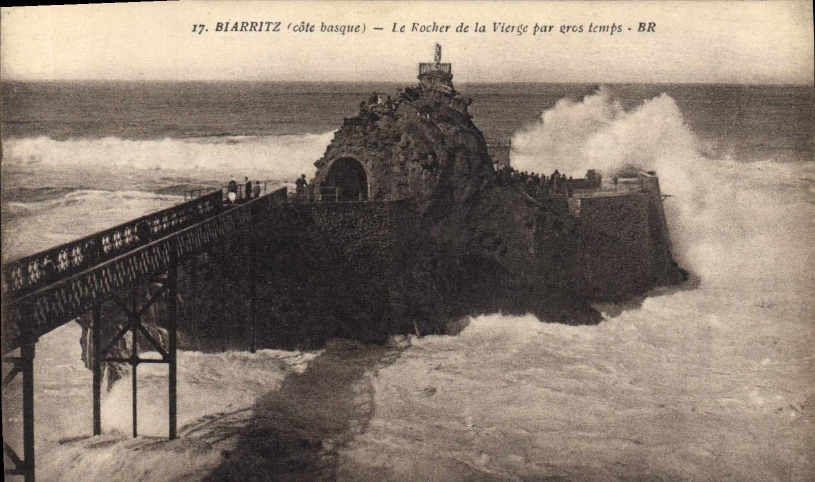 CPA Biarritz Le Rocher de la Vierge par gros temps