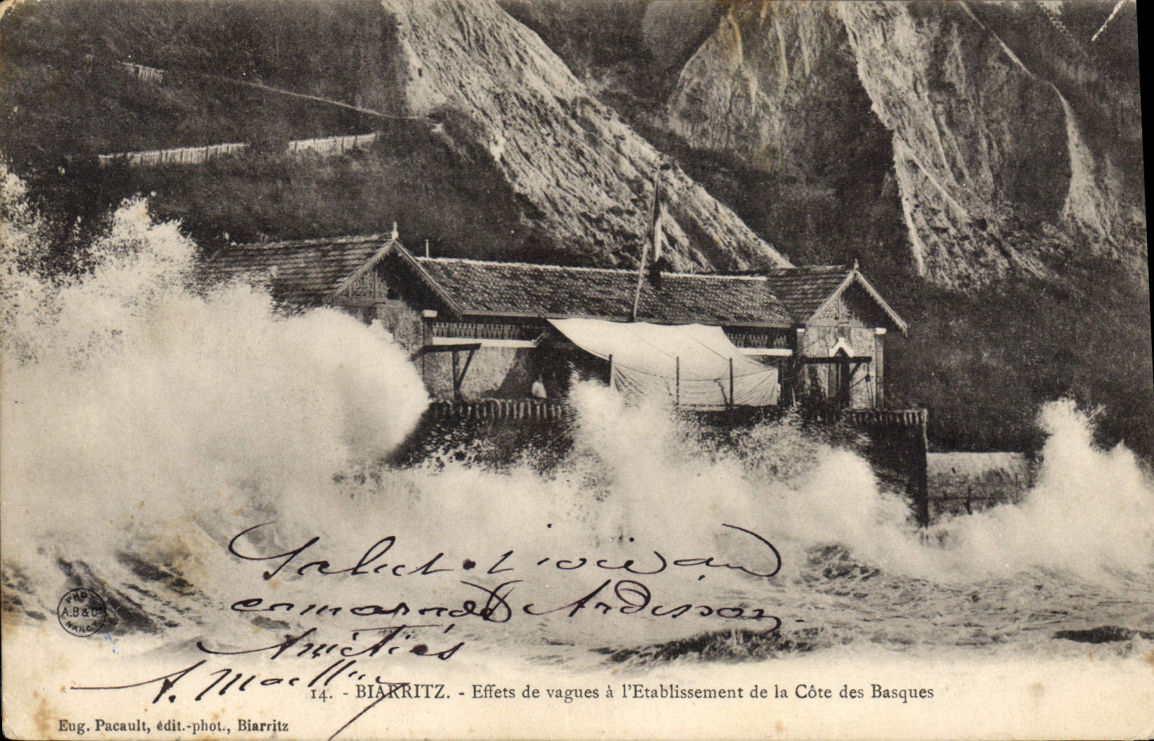 CPA Biarritz Effets de vagues a l'Etablissement de la cote des Basques