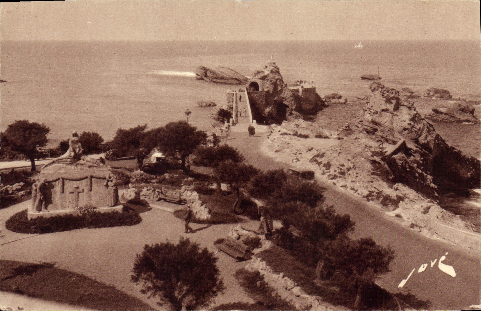 CPA Biarritz Le Rocher de la Vierge et a gauche le Monument aux Morts de la Guere