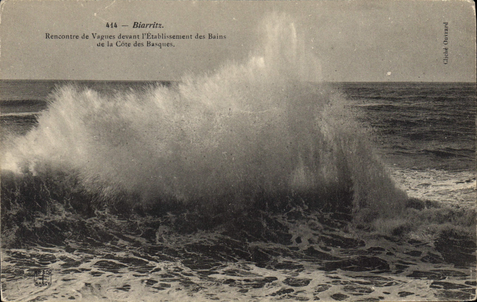 CPA Biarritz Rencontre de Vagues devant l'Etablissement des Bains de la Cote des Basques