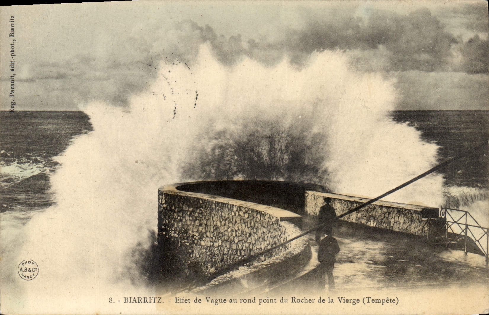 CPA Biarritz Effet de ague au rond point du Rocher de la Vierge Tempete