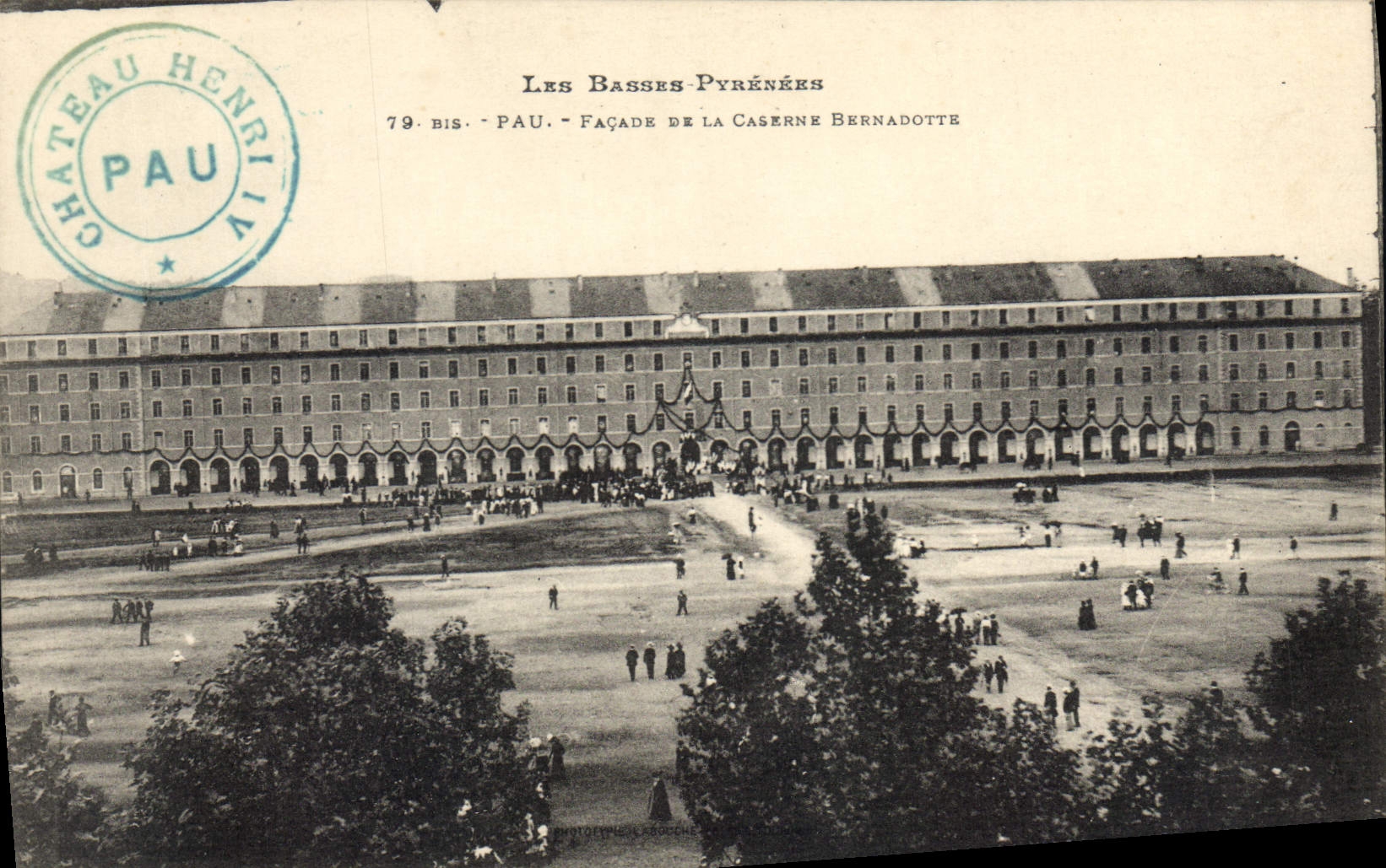 CPA Pau Facade de la Caserne Bernadotte Militaria