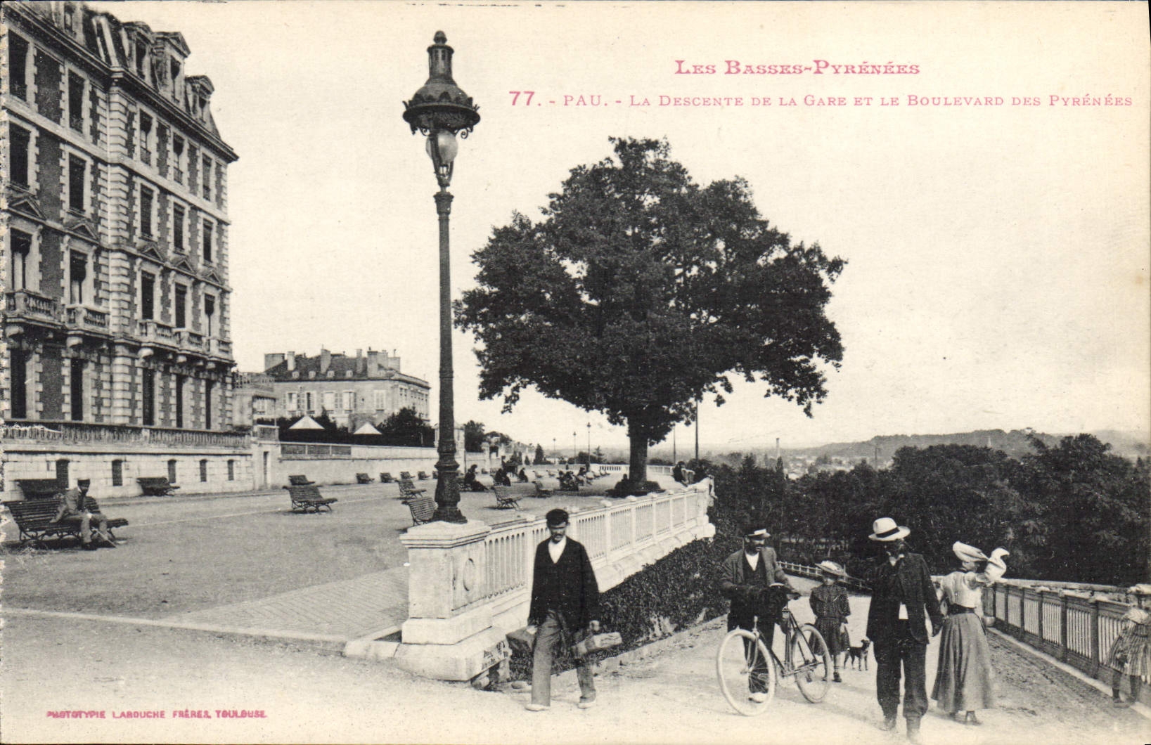 CPA Pau La Descente de la Gare et le Boulevard des Pyrenees