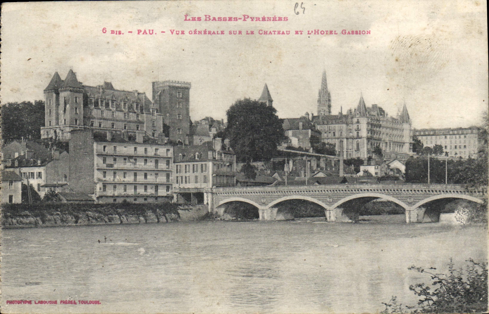 CPA Pau Vue Generale sur Le Chateau et Hotel Gaesion
