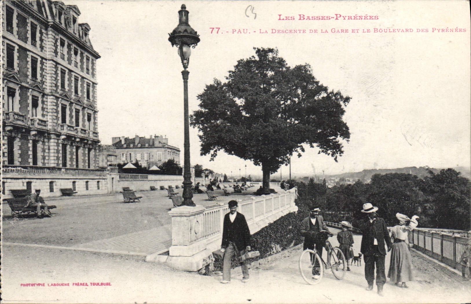 CPA Pau Le Descente de la Gare et Le Boulevard des Pyrenees