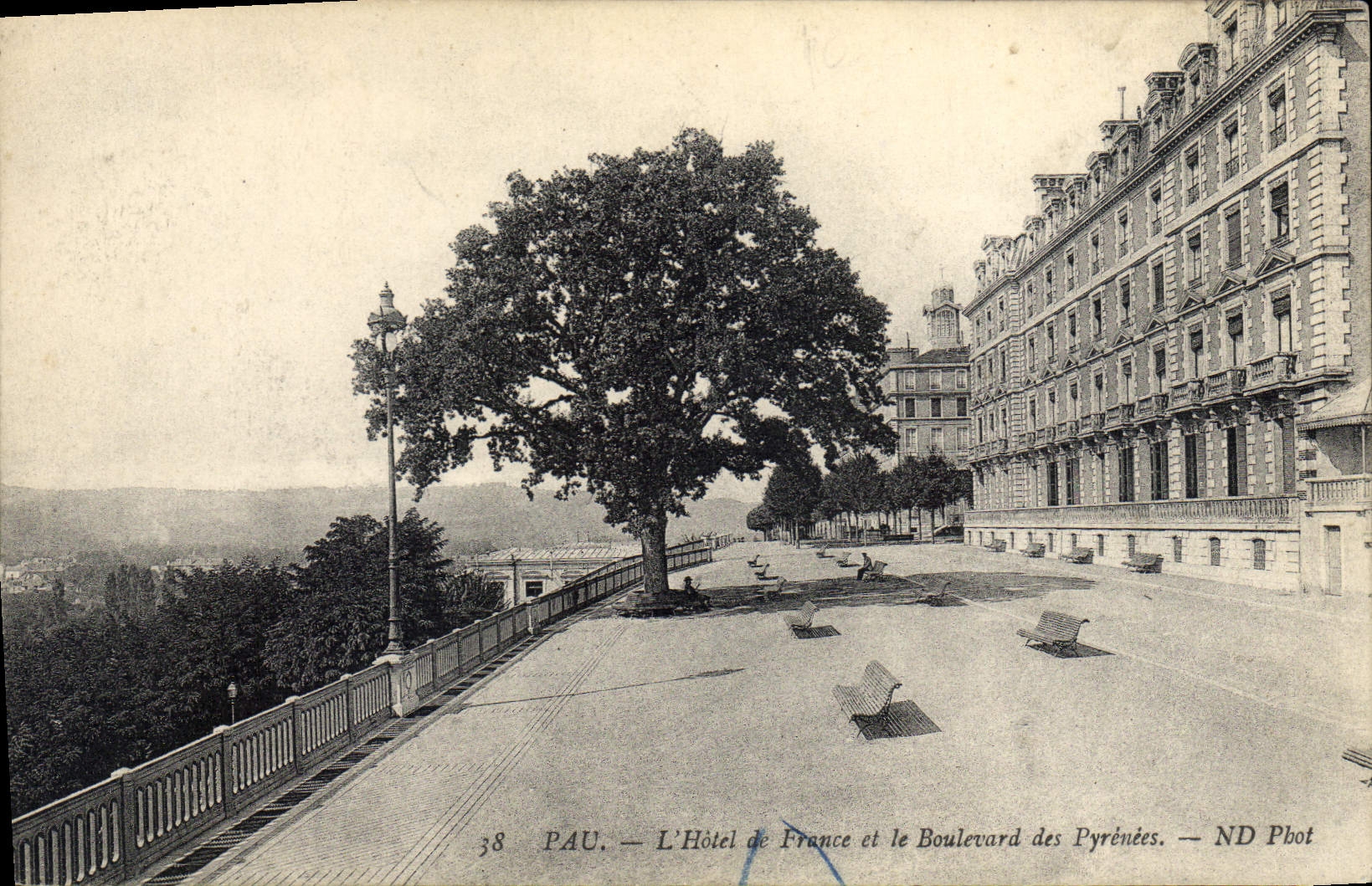 CPA Pau L'Hotel de France et le Boulevard des Pyrenees