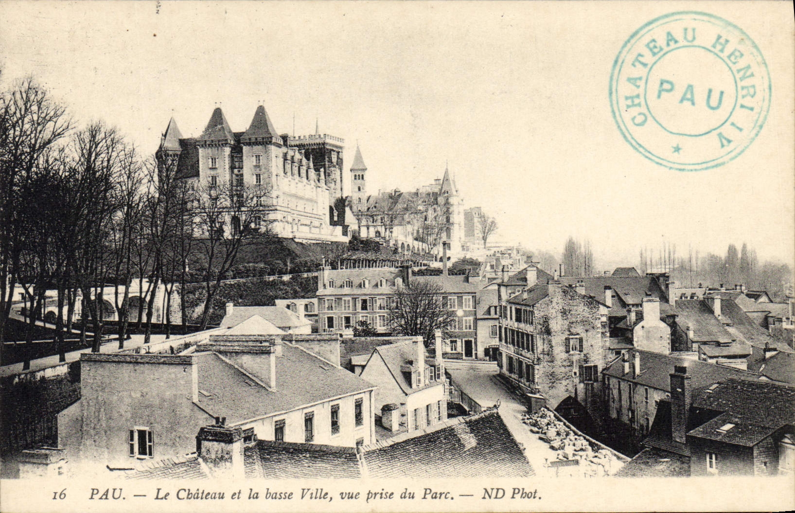 CPA Pau Le Chateau et la basse Ville vue prise du Parc