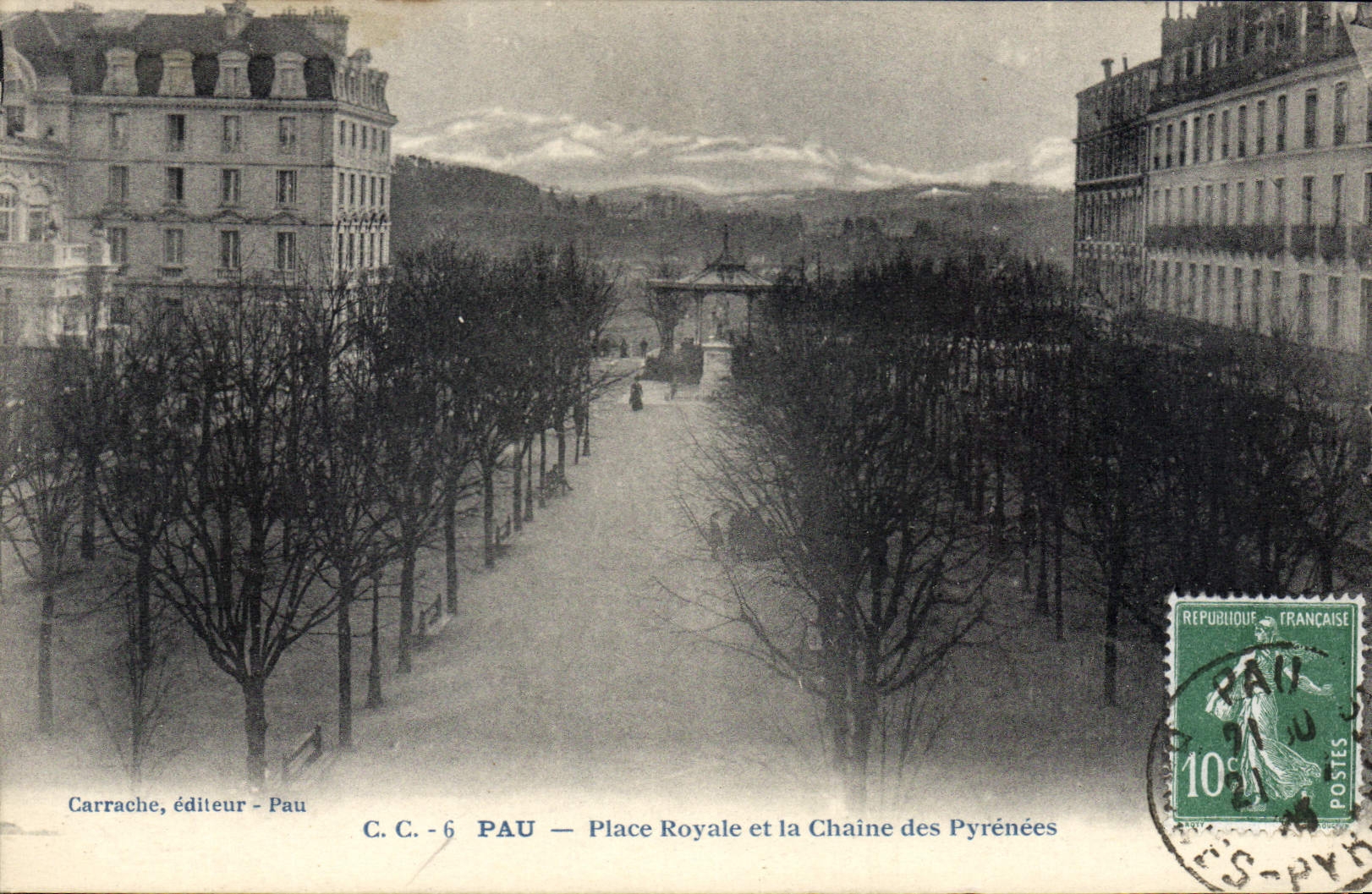 CPA Pau Place Royale et la Chaine des Pyrenees 