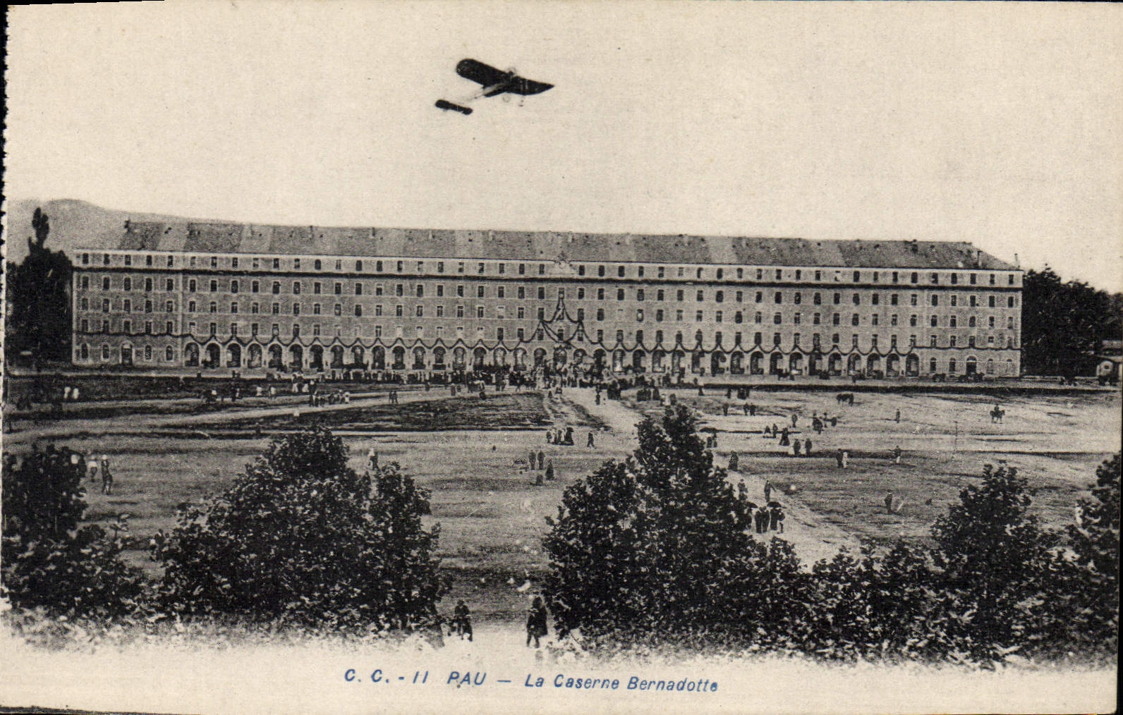 CPA Pau La Caserne Bernadotte Militaria Avion Aviation