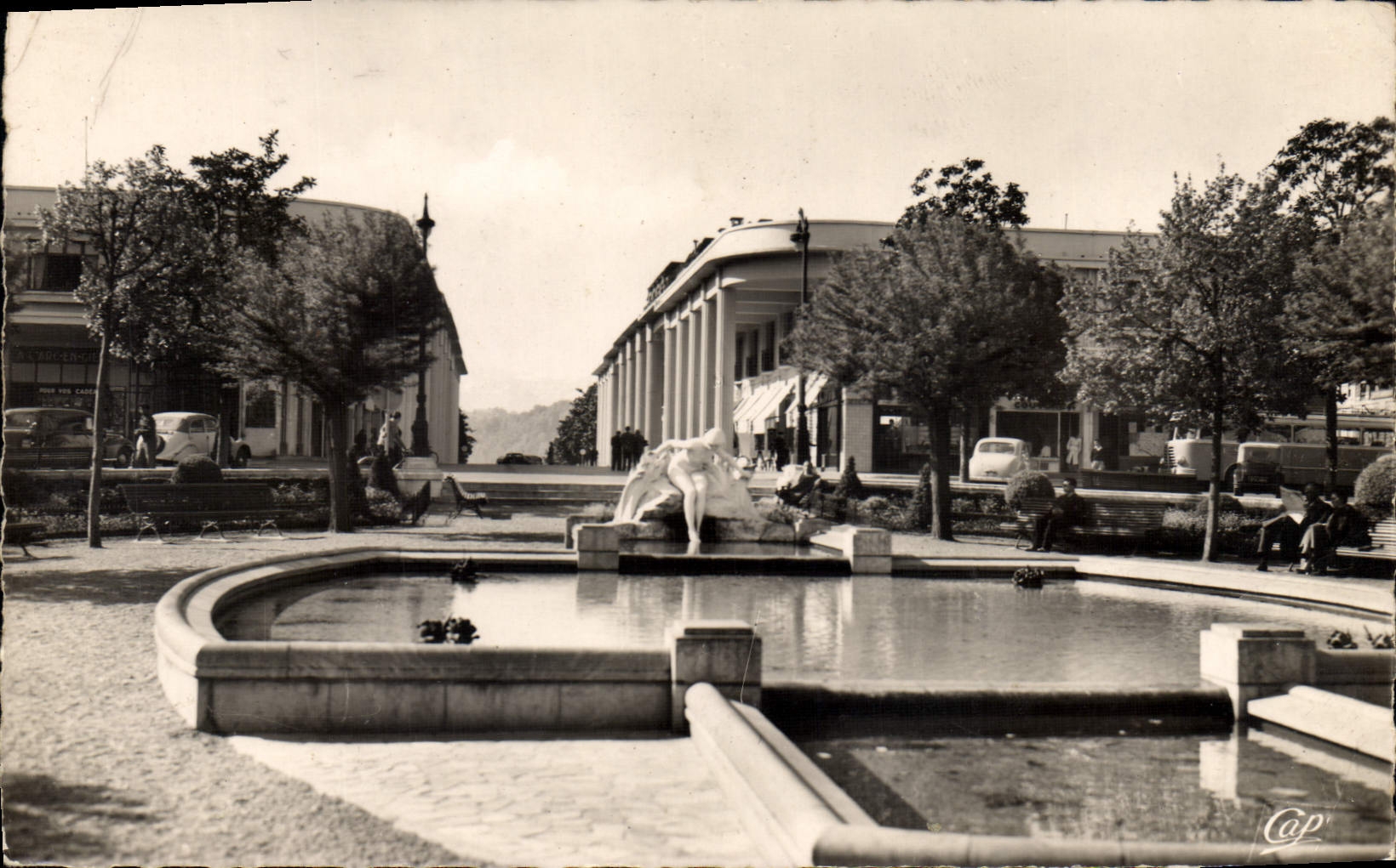 CPM Pau Place Clemenceau et Palais des Pyrenees
