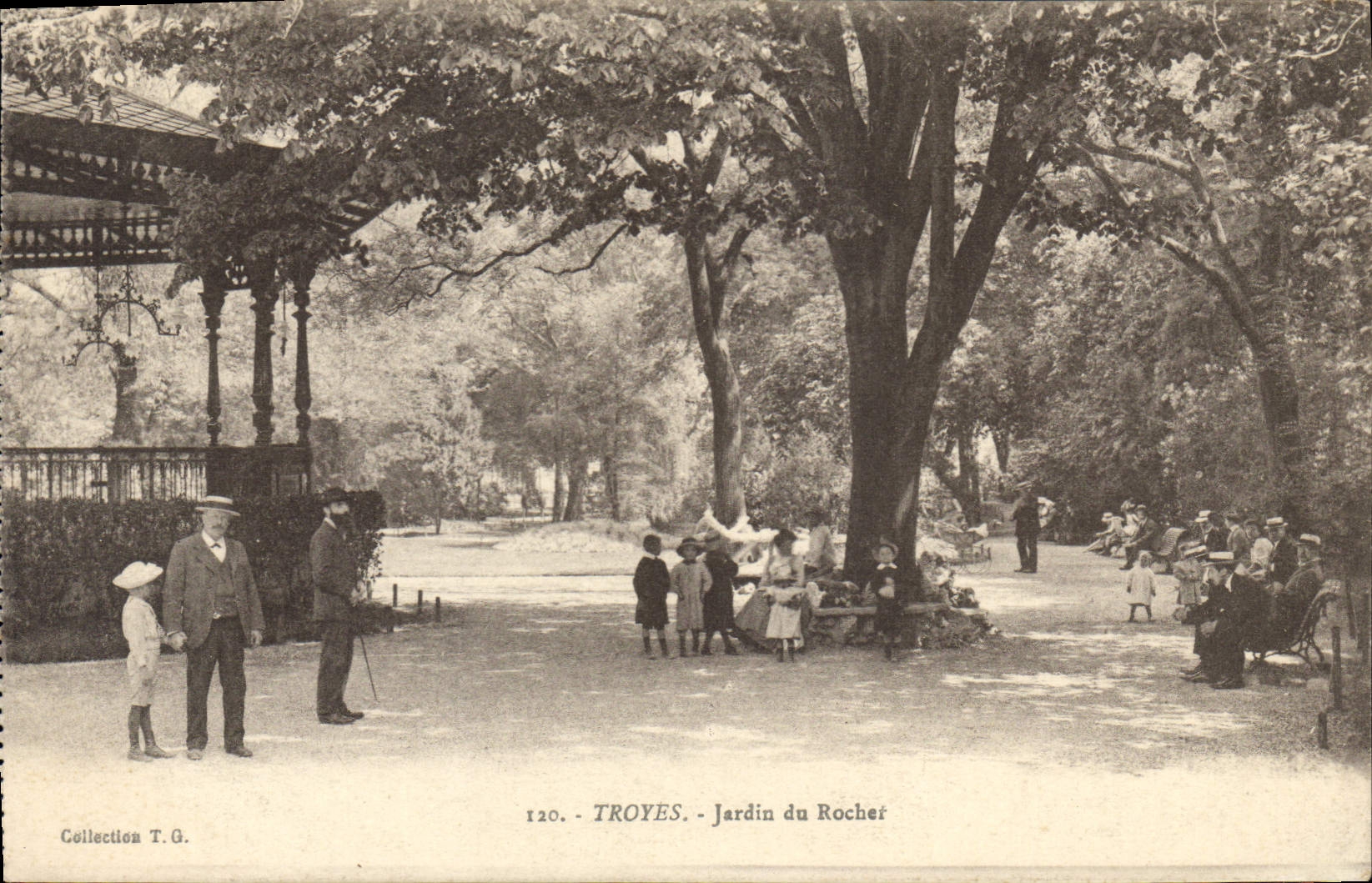 CPA Troyes Jardin du Rocher 