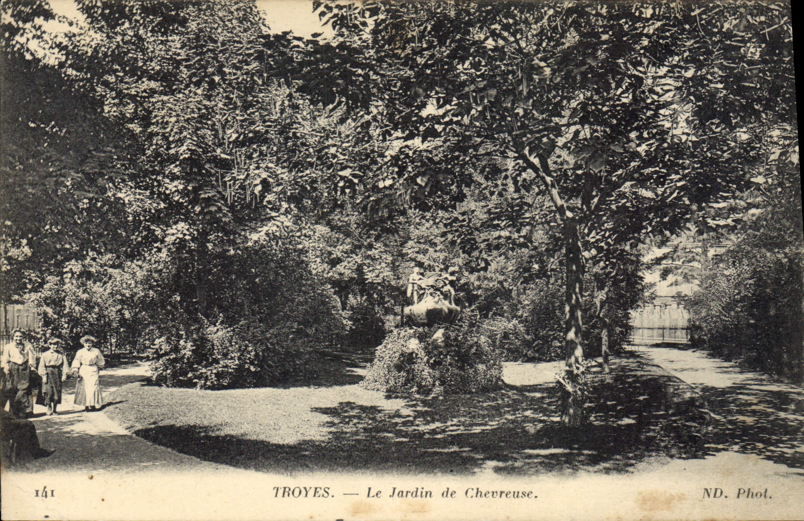 CPA Troyes Le Jardin de Chevreuse 
