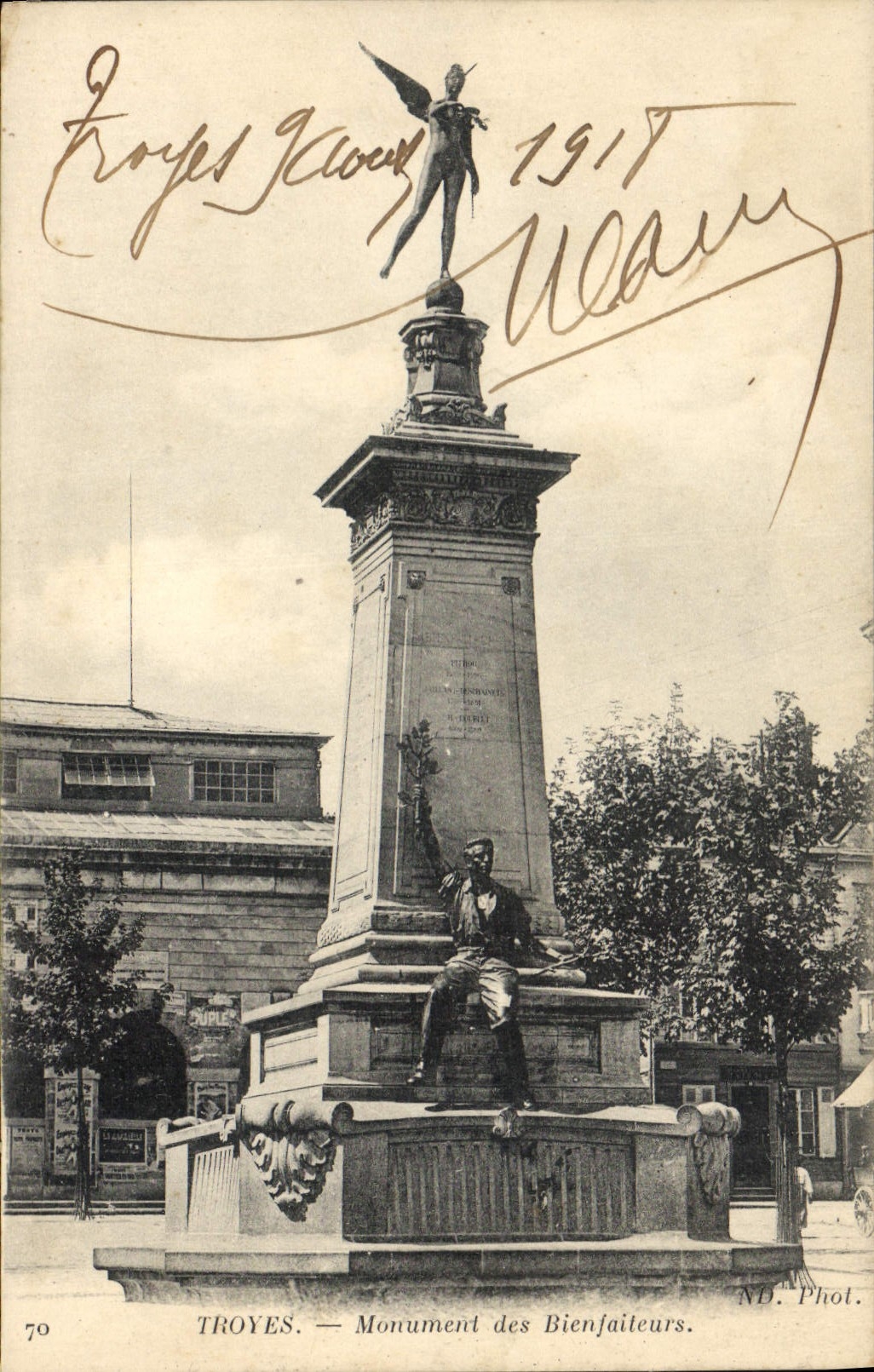 CPA Troyes Monument des Bienfaileurs 