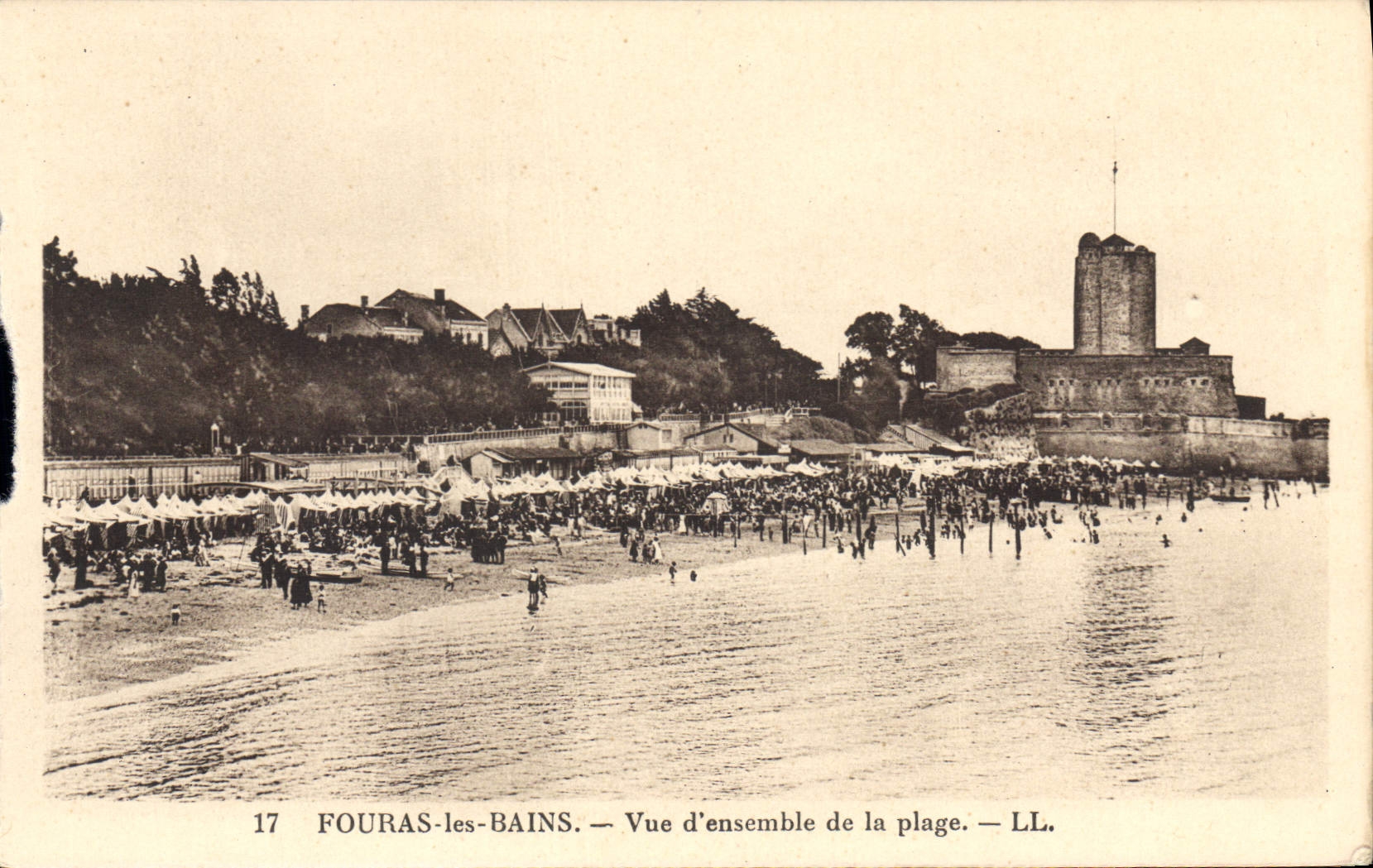 CPA Fouras les Bains Vue d'ensemble de la Plage