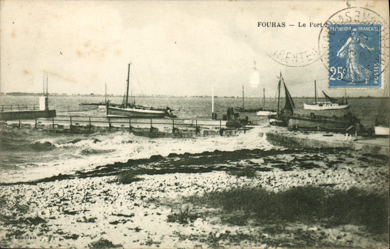 CPA Fouras Le Port Bateaux