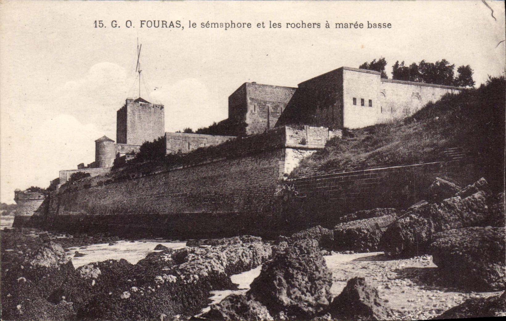 CPA Fouras le semsphore et les rochers a maree basse