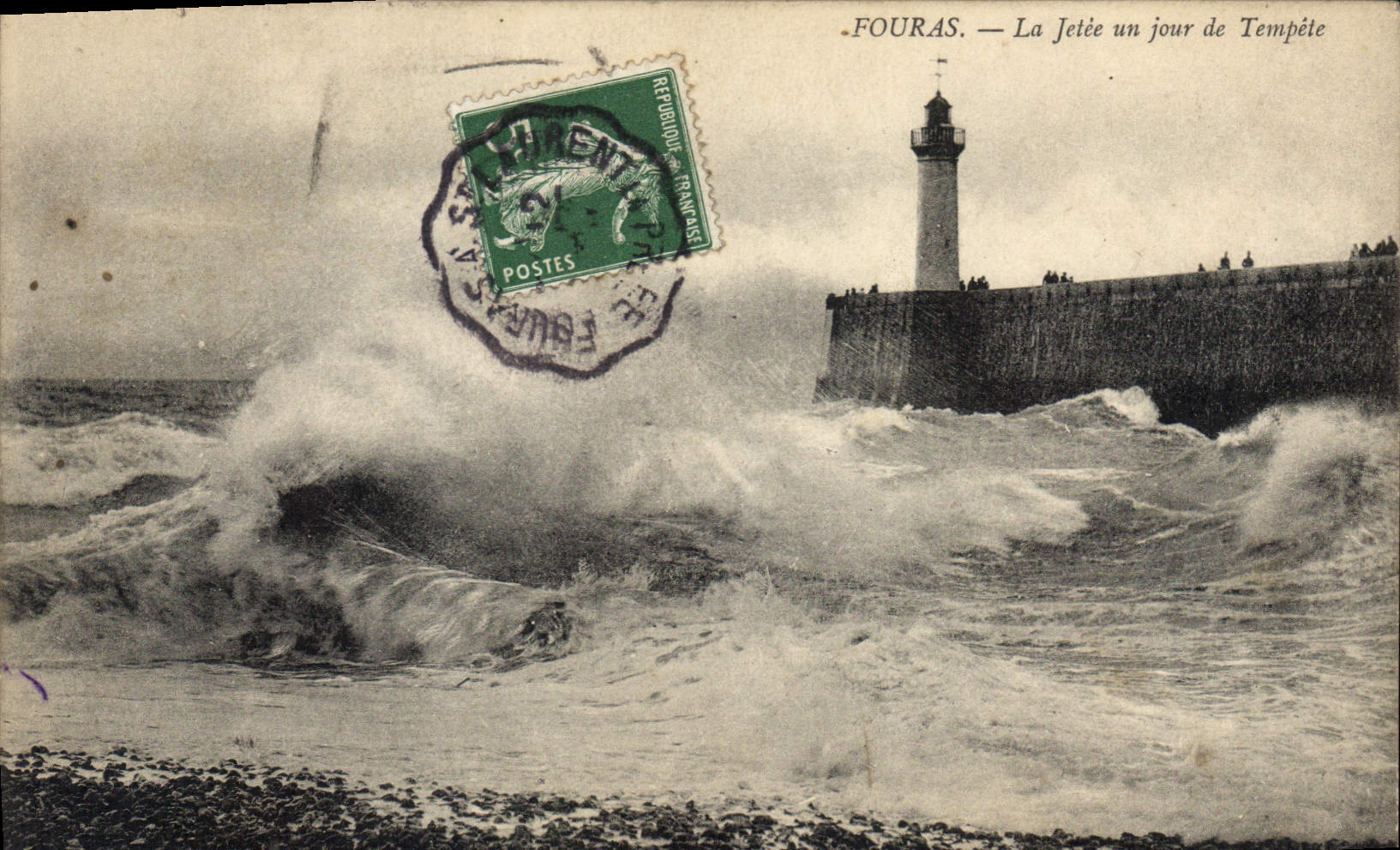 CPA Fouras La Jetee un jour de Tempete phare
