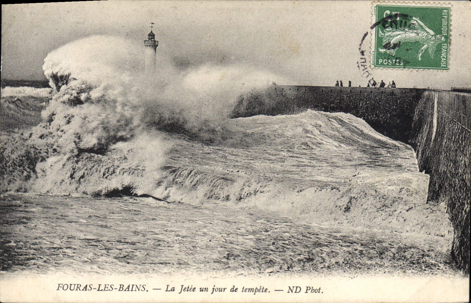 CPA Fouras les Bains La Jetee un jour de tempete Phare