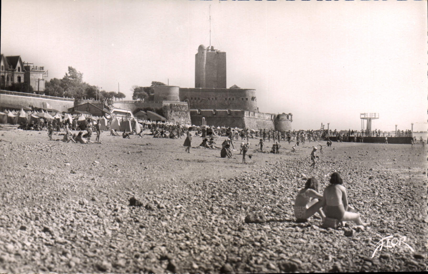 CPM Fouras Sur la grande Plage 