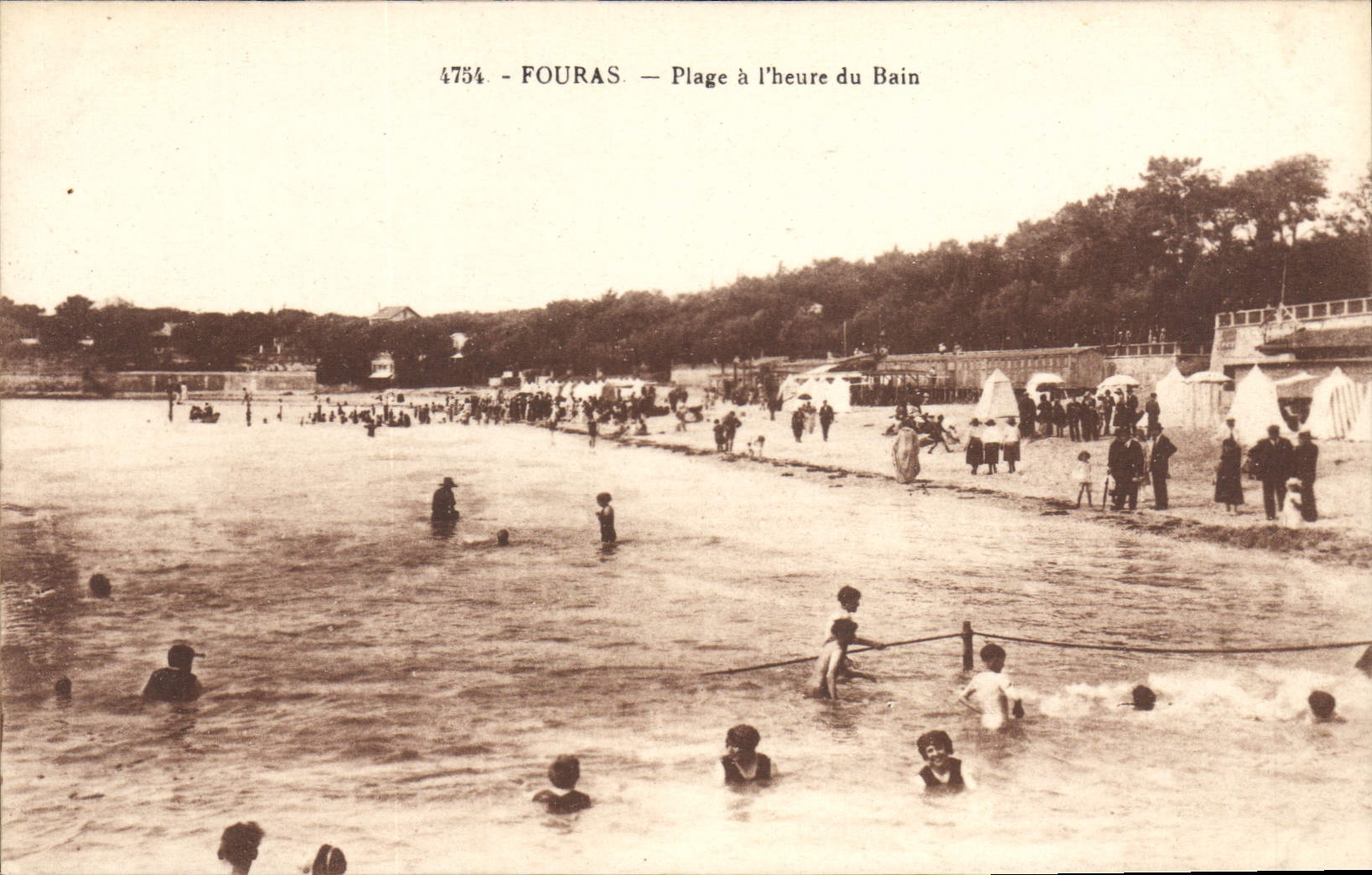 CPA Fouras Plage a l'heure du Bain 