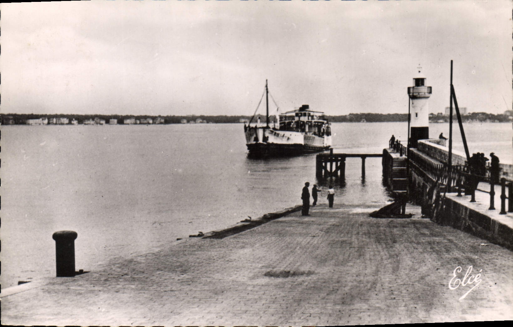 CPM Royan Le Bac venant de Pointe de Grave entre au Port 