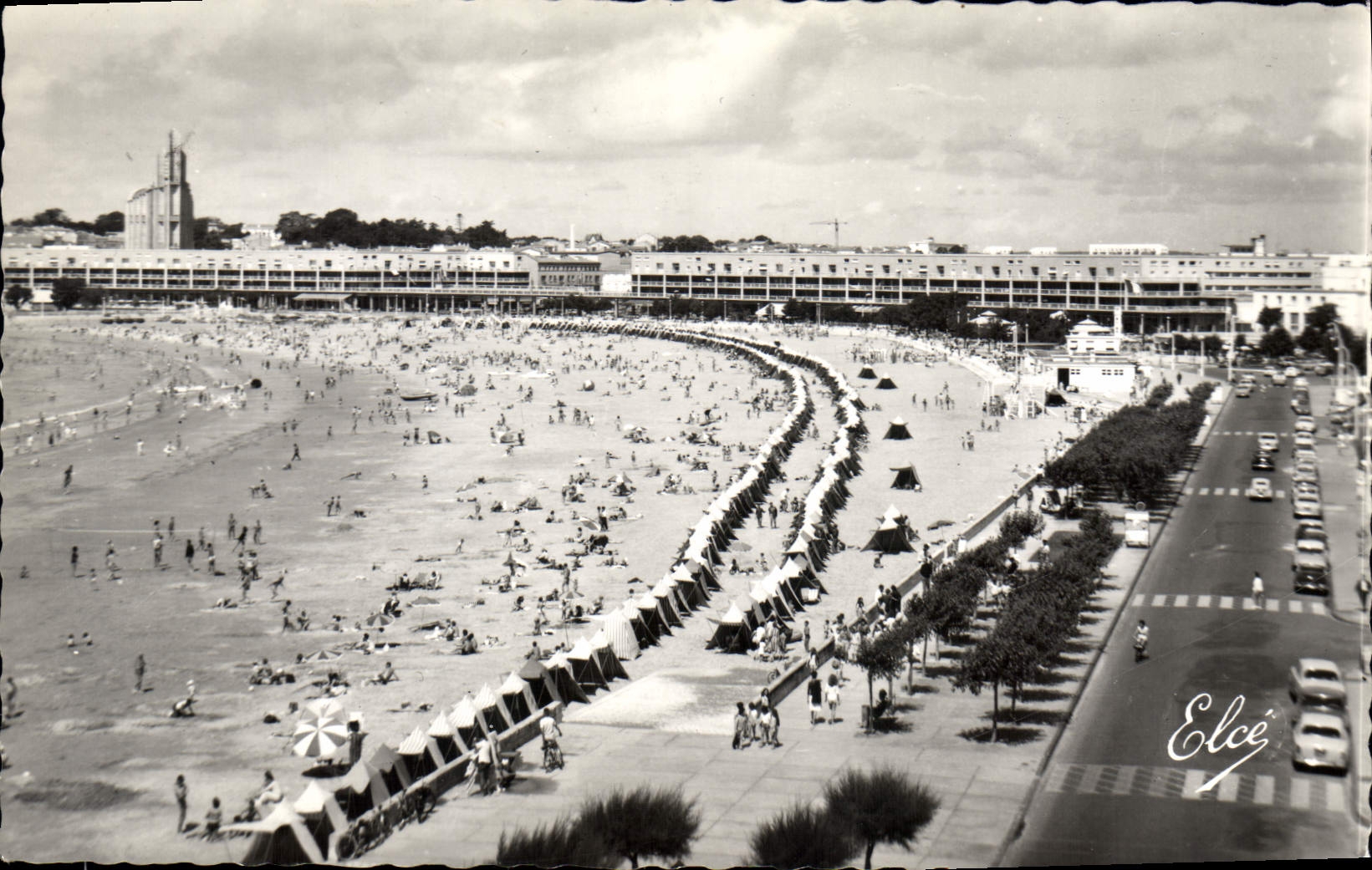 CPM Royan La Plage et le Front de Mer vus du Family Hotel 