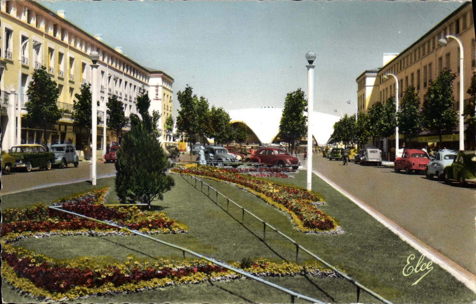 CPM Royan Avenue Aristide Briand Au fond 