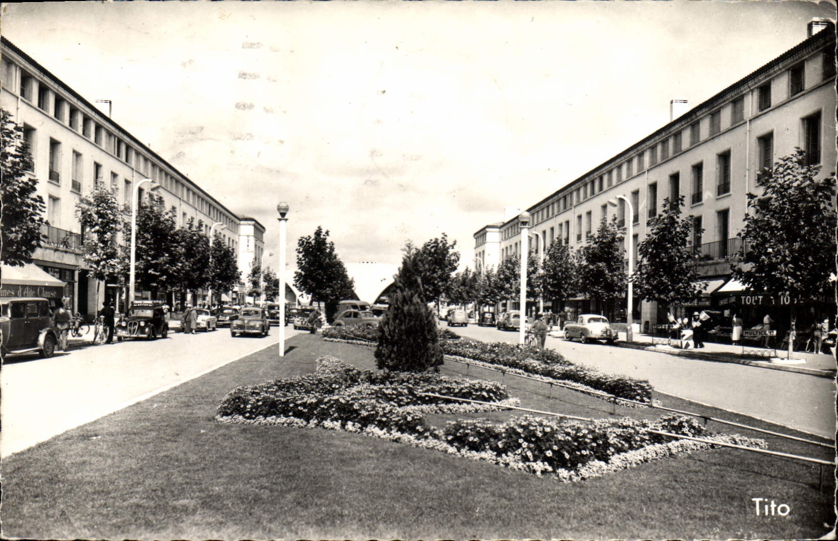 CPM Royan Boulevard A Briand vers le Marche 