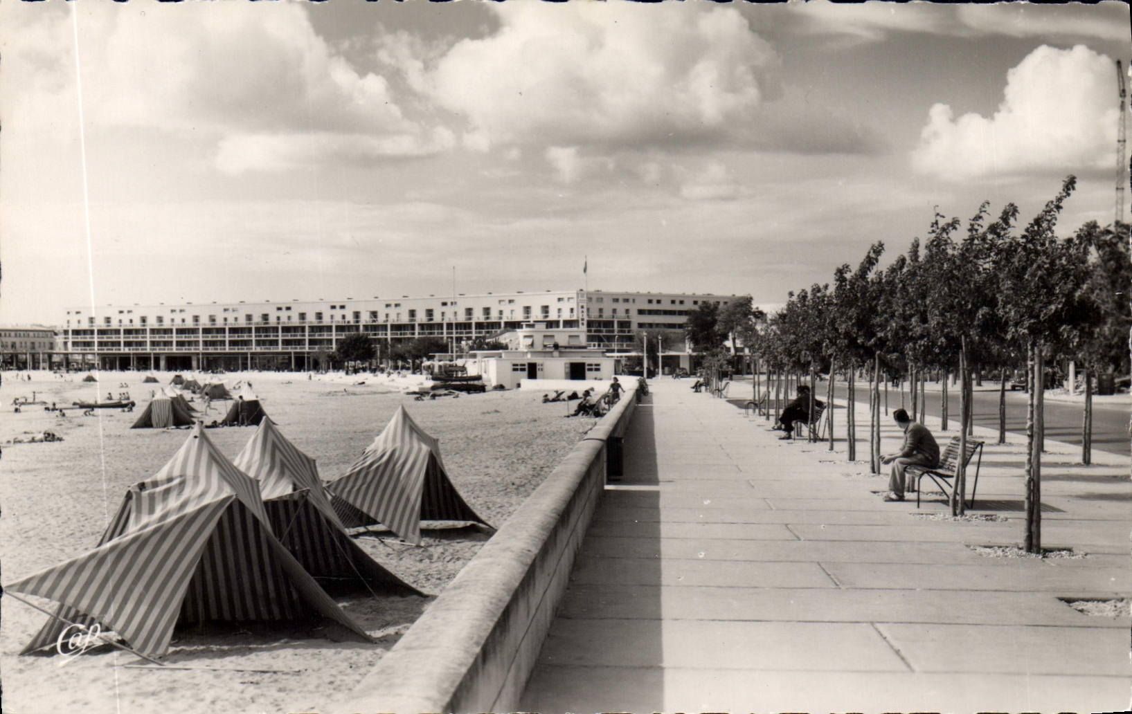CPM Royan Boulevard F Garnier et la Plage 