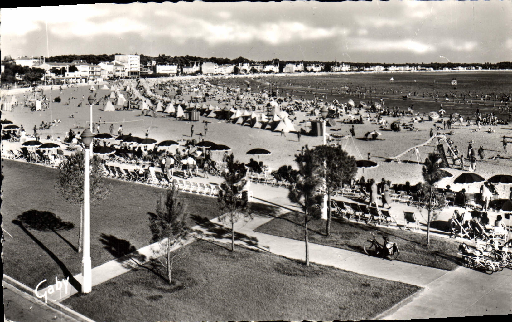 CPM Royan Jardin Boulevard Botton et la Plage 