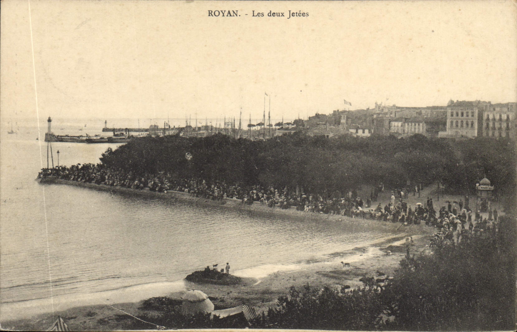 CPA Royan Les deux Jetees 