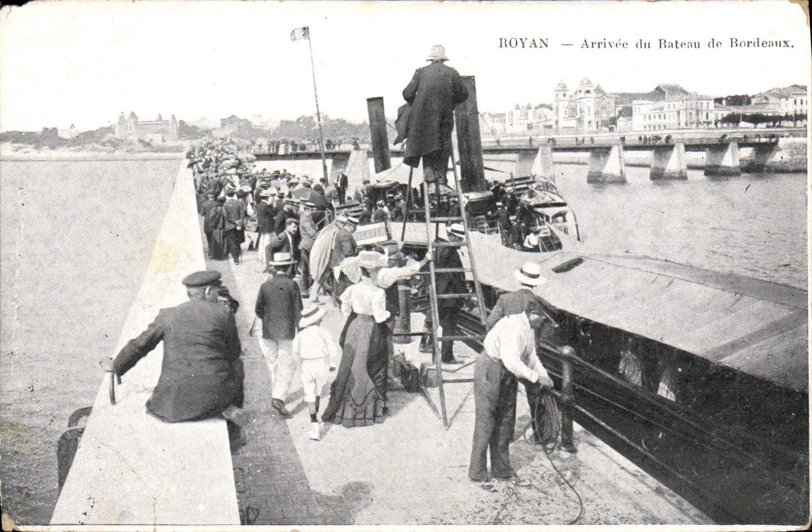 CPA Royan Arrivee du Bateau de Bordeaux 