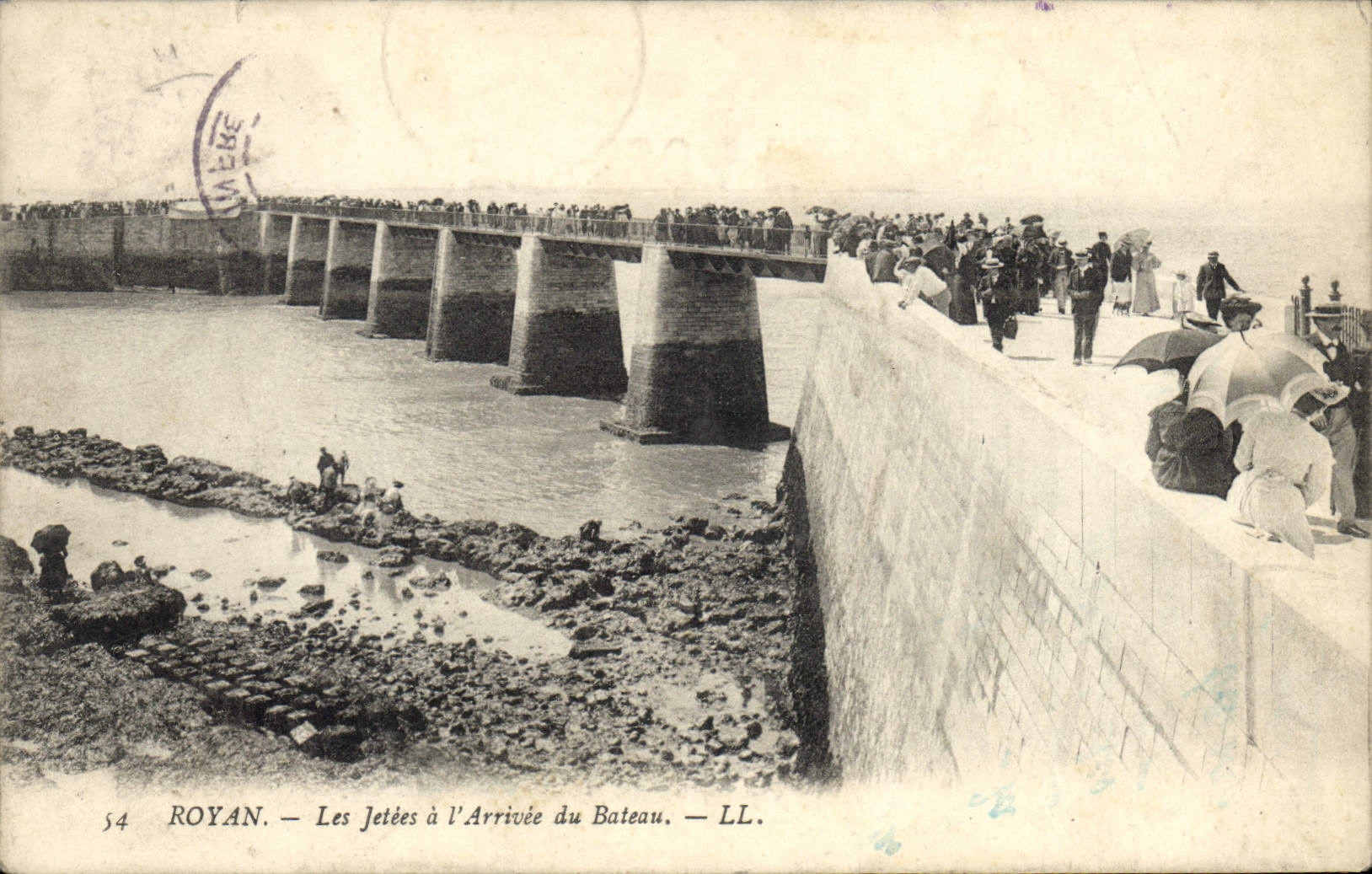 CPA Royan Les Jetees a l'Arrivee du Bateau 