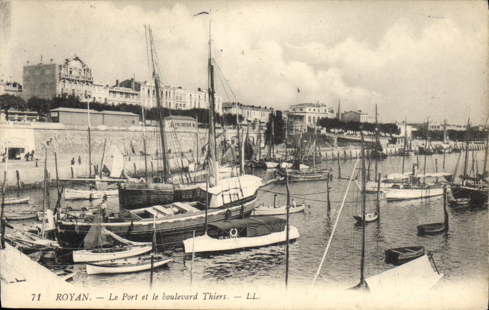 CPA Royan Le Port et le boulevard Thiers Bateaux
