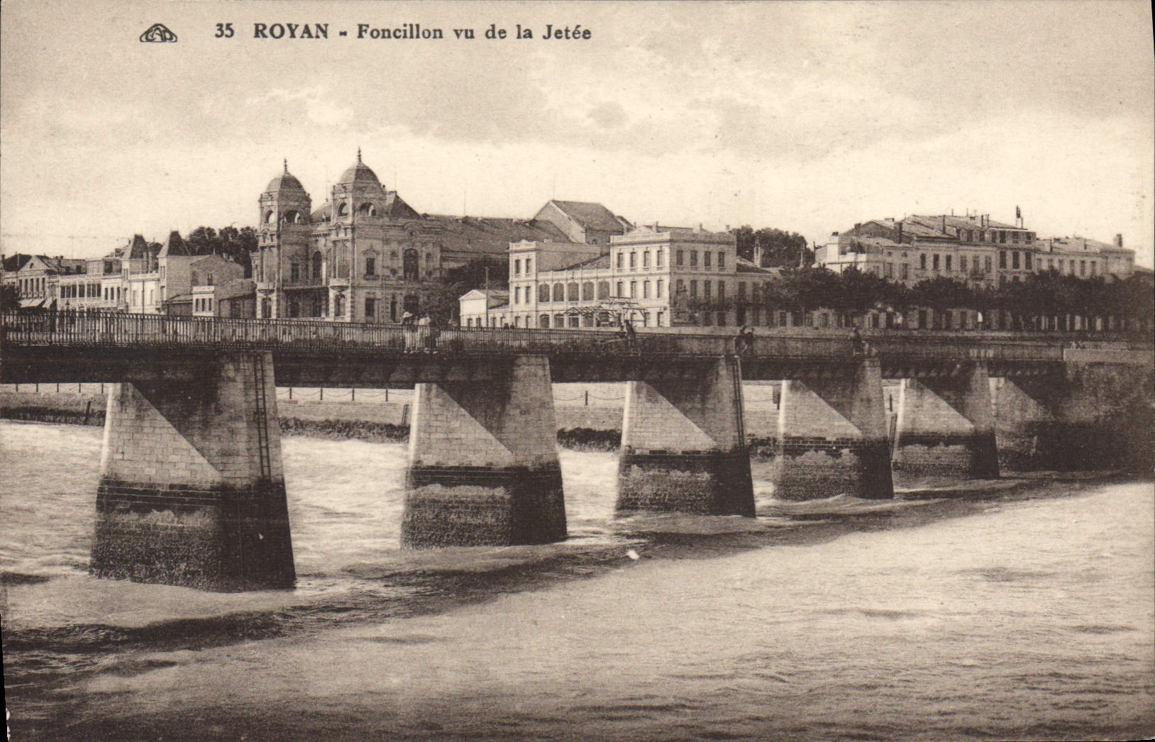 CPA Royan Foncillon vu de la Jetee 