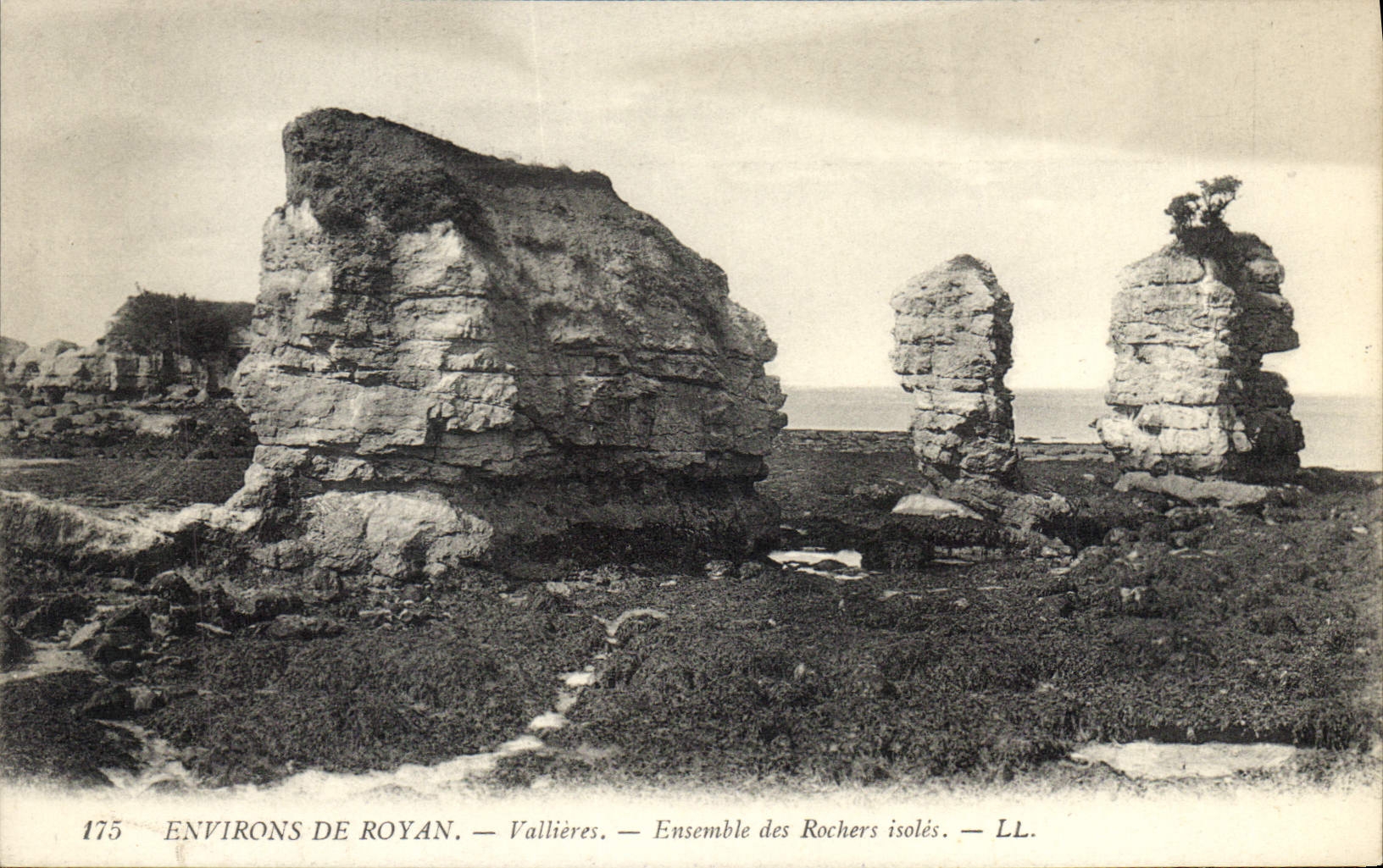 CPA Environs de Royan Vallieres Ensemble des Rochers isoles