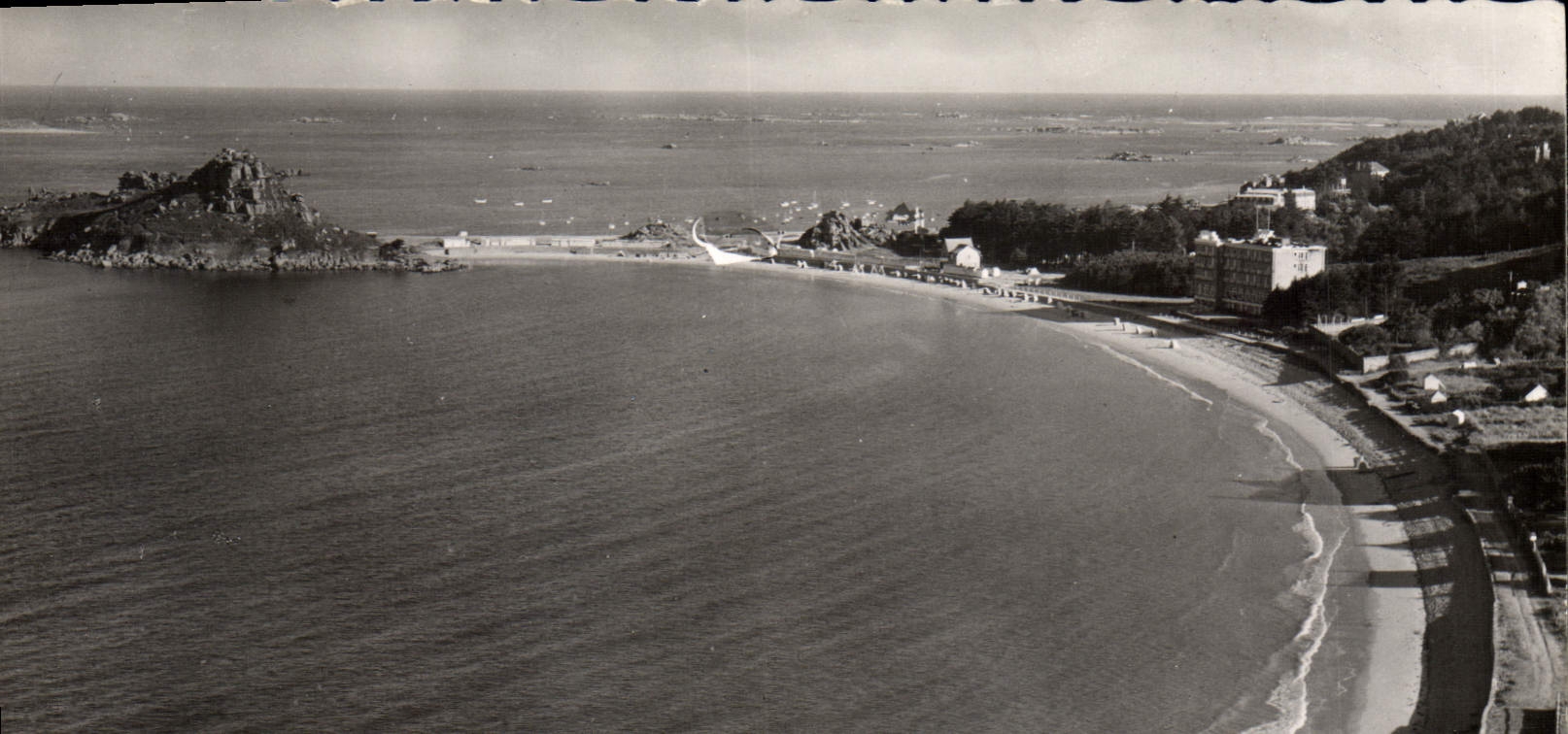 CPM Trebeurden Panorama de la plage de Tresmeur et de la presqu'ile du Castel 