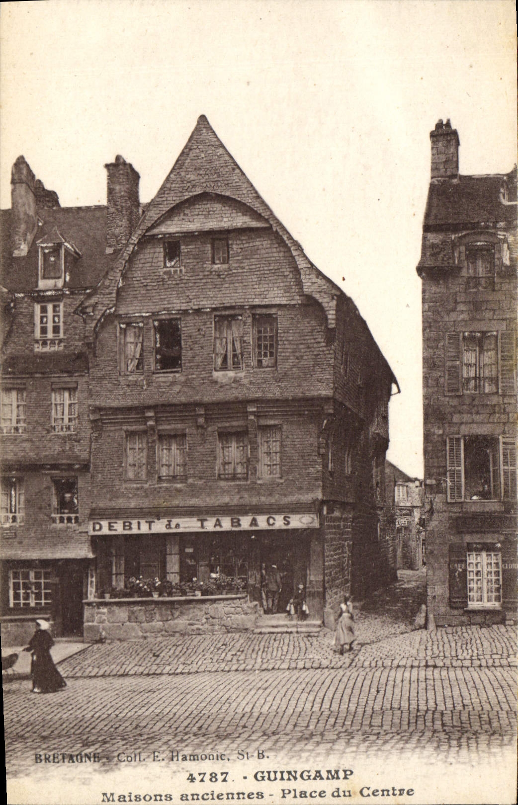 CPA Guingamp Maisons anciennes Place du Centre Debit de tabacs