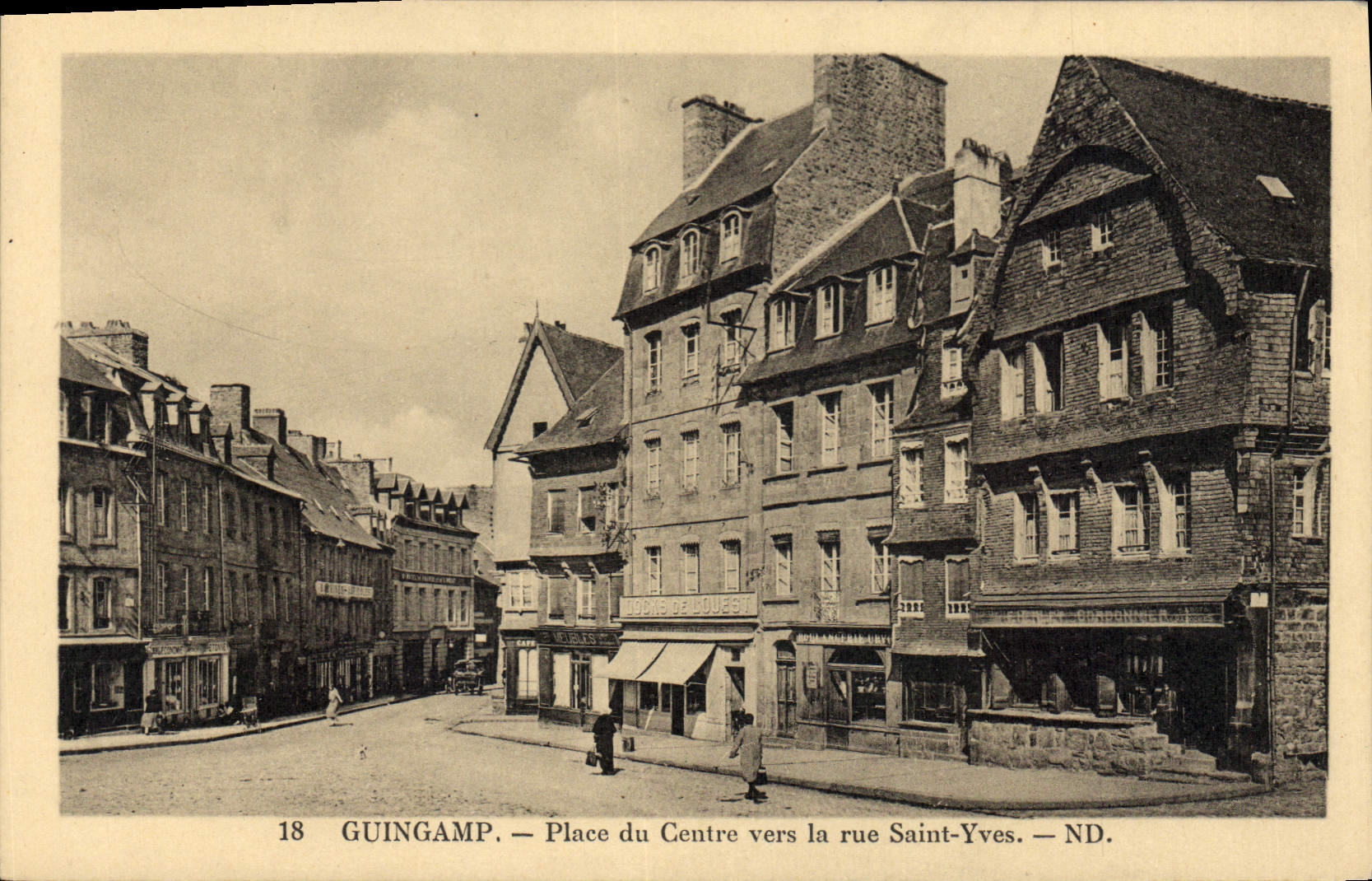 CPA Guingamp Place du Cantre vers la rue Saint Yves