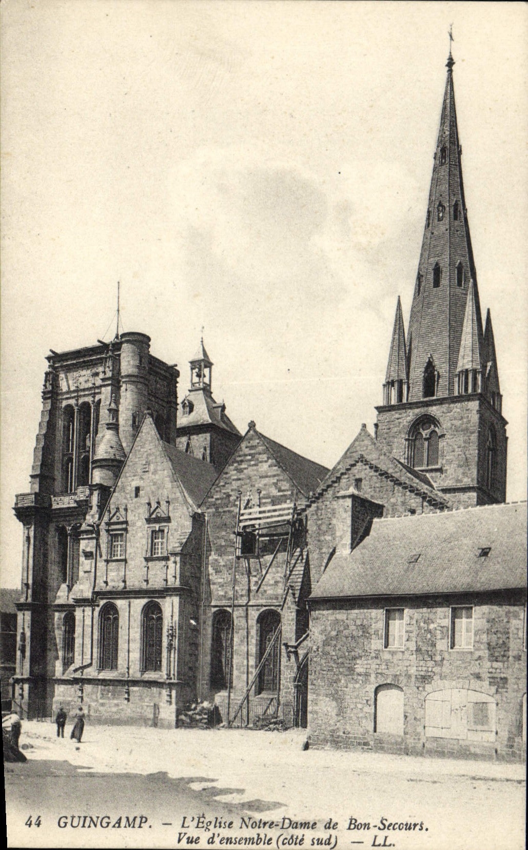 CPA Guingamp L'Eglise Notre Dame de Bon Secours Vue d'ensemble