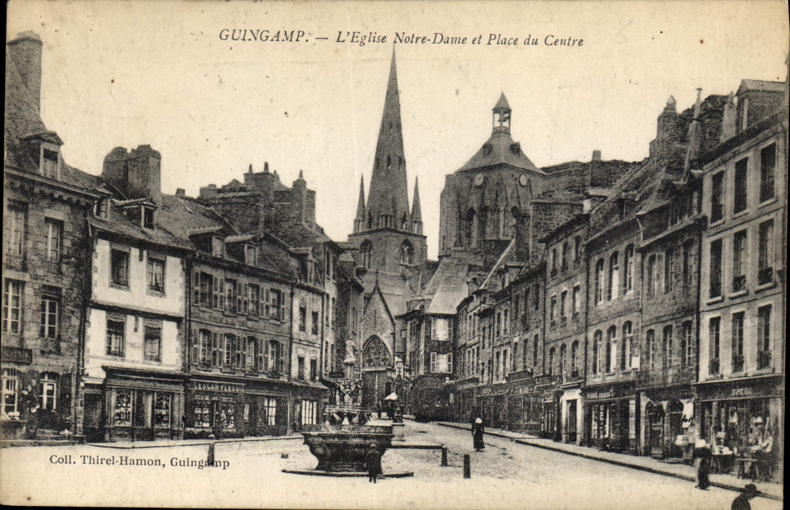 CPA Guingamp L'Eglise Notre Dame et Place du Centre 