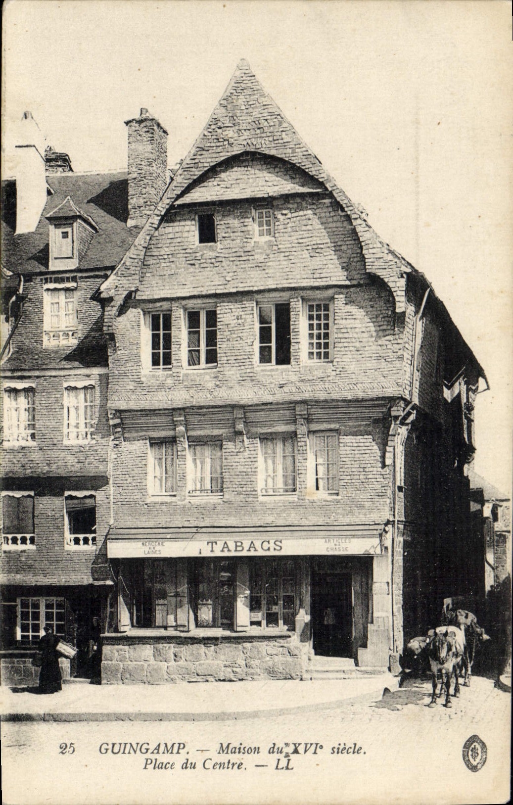 CPA Guingamp Maison du XVI siecle Place du Centre Tabacs Tabac