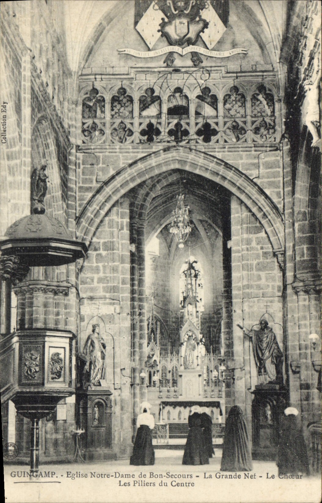 CPA Guingamp Eglise Notre Dame de Bon Secours la grande nef Le choeur Les piliers du centre