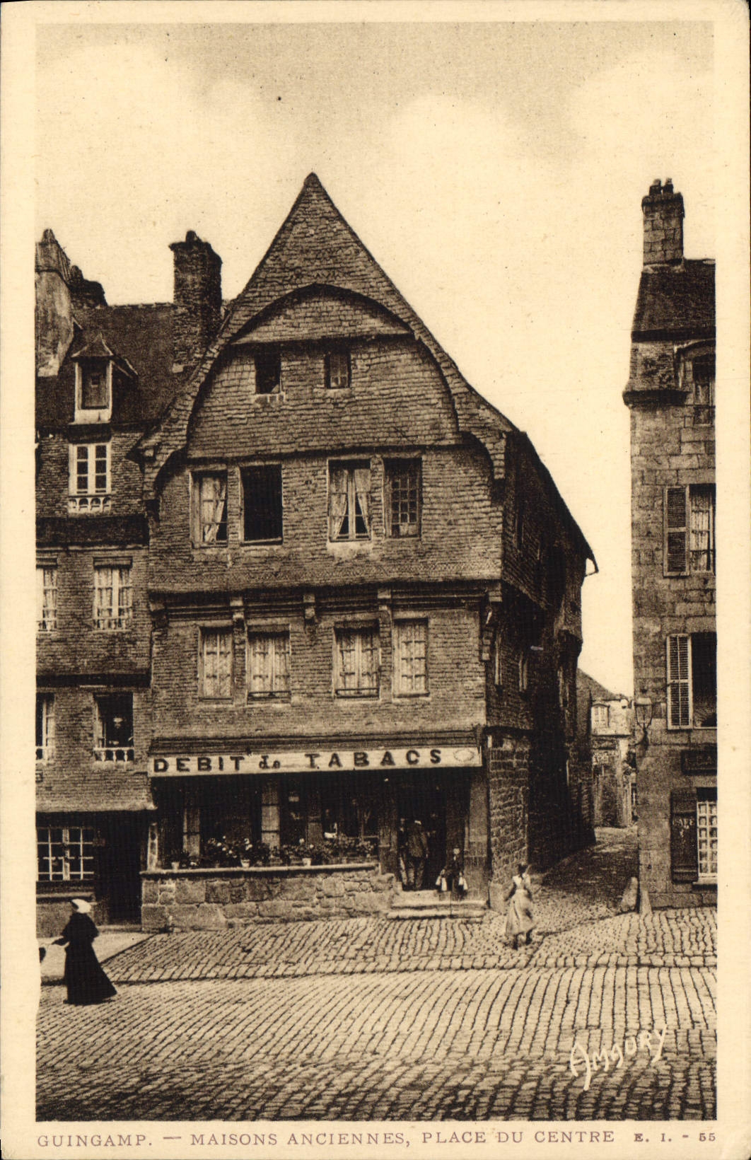 CPA Guingamp Maisons Anciennes Place du Centre Debit de tabacs Tabac