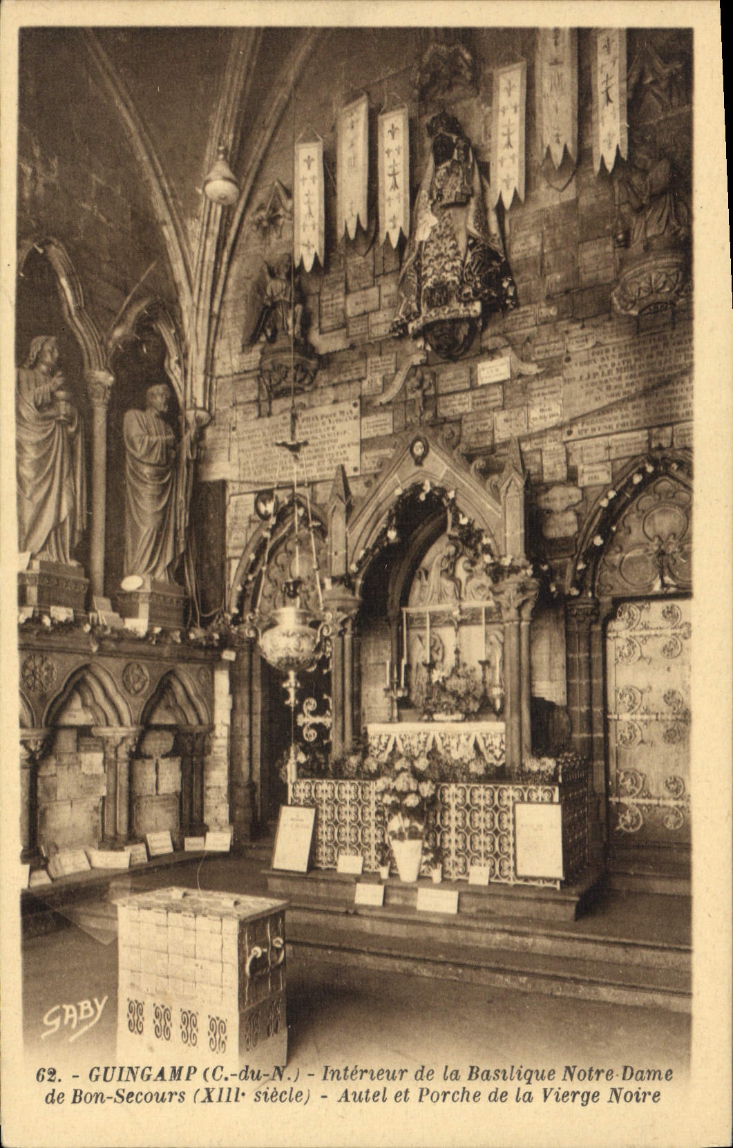 CPA Guingamp Interieur de la Basilique Notre Dame de Bons Secours Autel et porche de la Vierge Noire