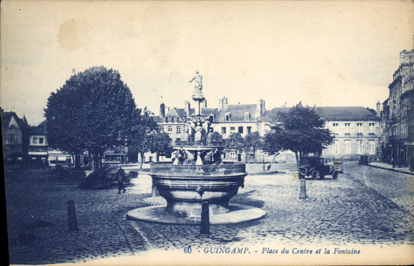 CPA Guingamp Place du Centre et la Fontaine
