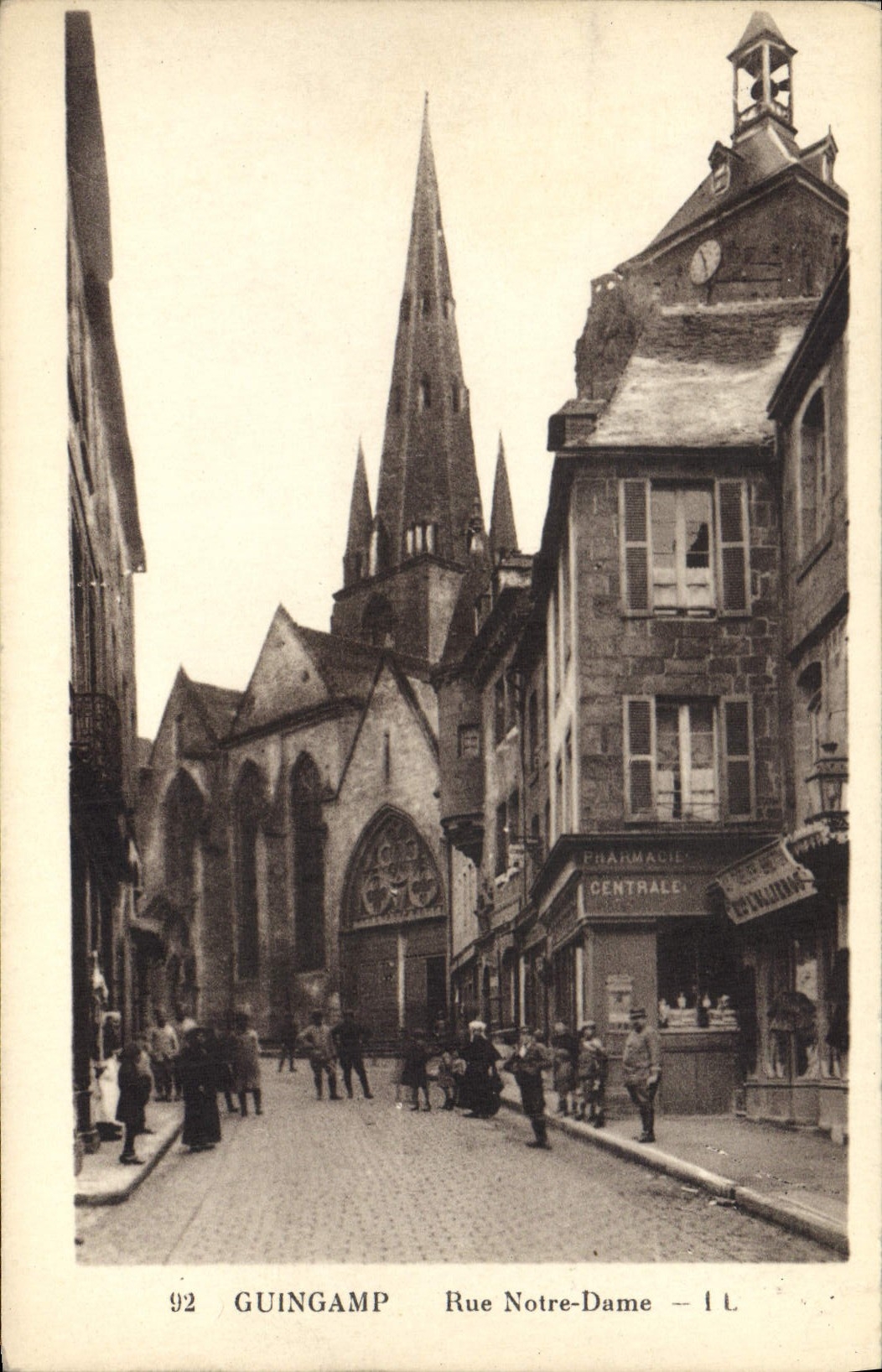 CPA Guingamp Rue Notre Dame Pharmacie Centrale